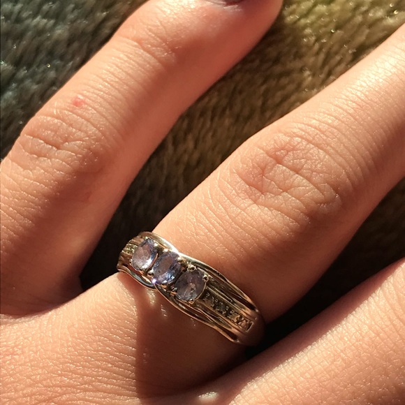 Vintage promise ring. With three light purple gems - Picture 1 of 4